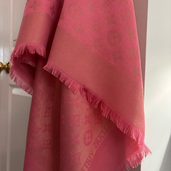 Pink Louis Vuitton Classic Monogram Shine Shawl - Picture 2 of 5